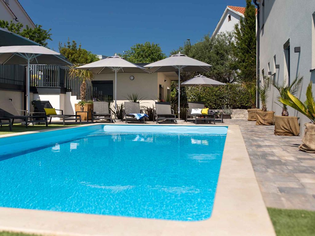 Ferienwohnung modern eingerichtet mit Swimmingpool