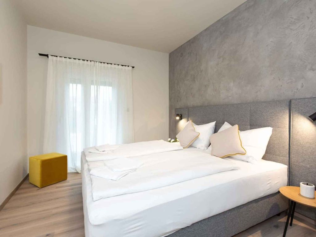 Ferienwohnung modern eingerichtet mit Swimmingpool