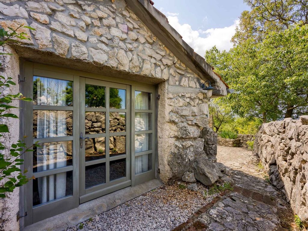 Villa mit Pool und Meerblick