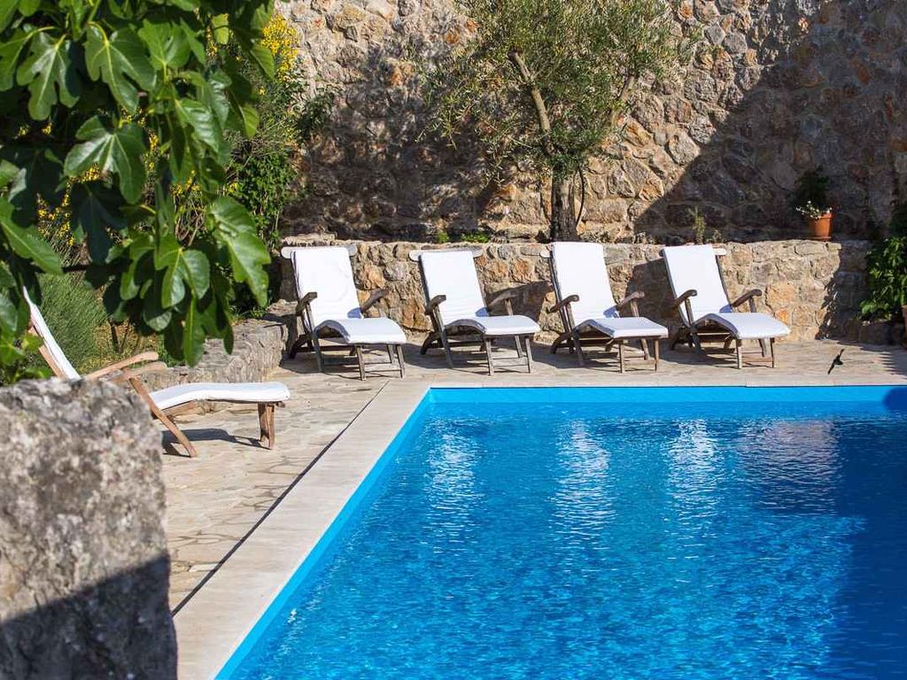 Villa mit Pool und Meerblick