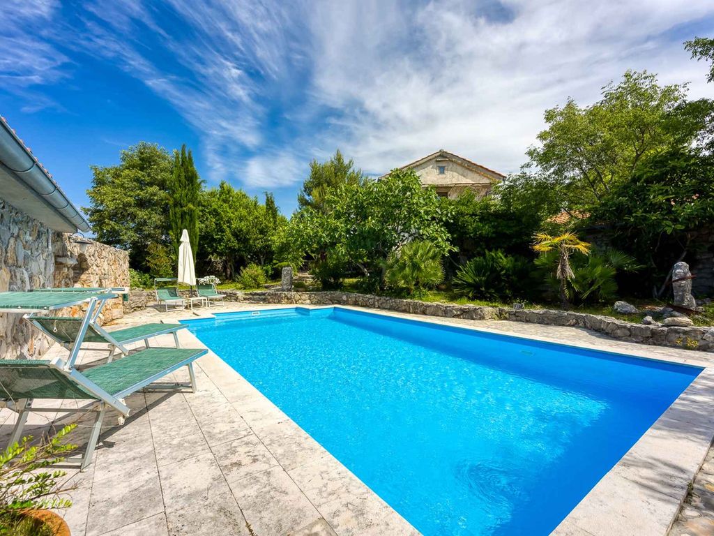 Villa mit Pool und Meerblick