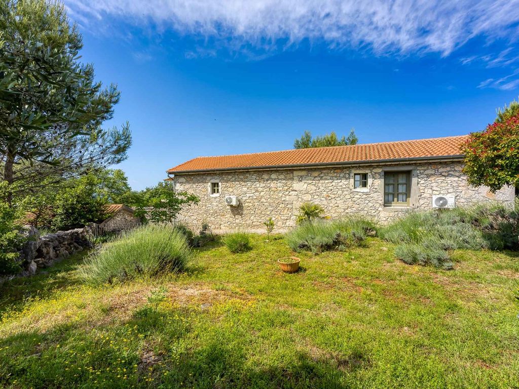 Villa mit Pool und Meerblick