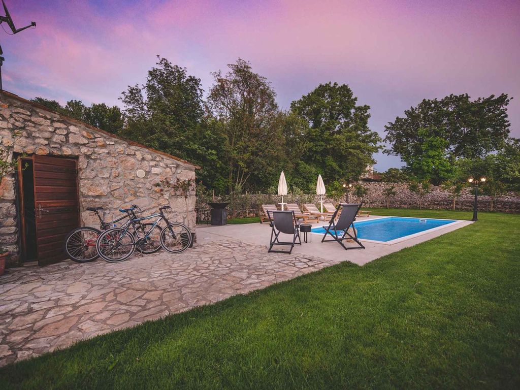 Villa mit Swimmingpool und Grill