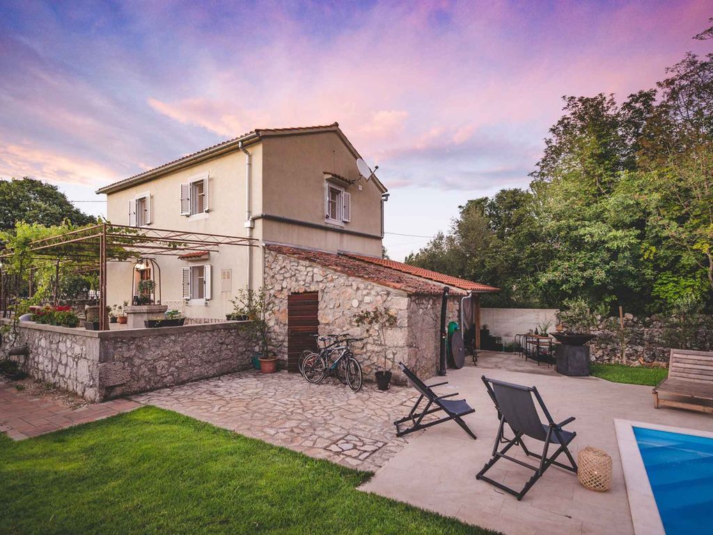 Villa mit Swimmingpool und Grill