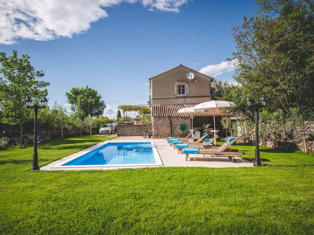 Villa mit Swimmingpool und Grill