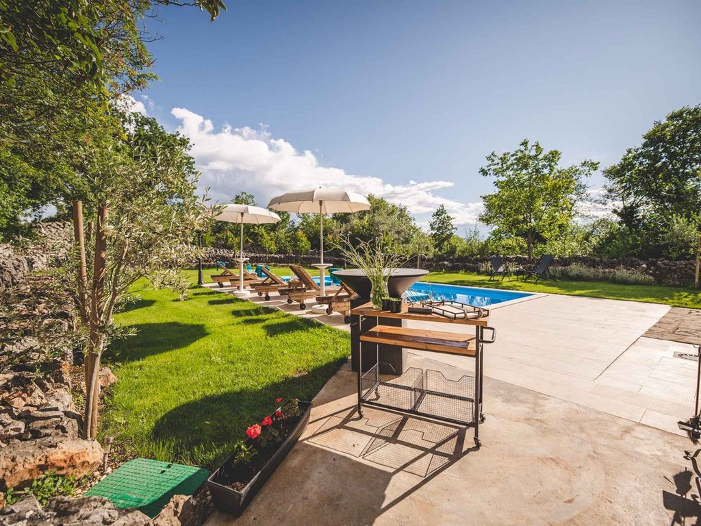 Villa mit Swimmingpool und Grill
