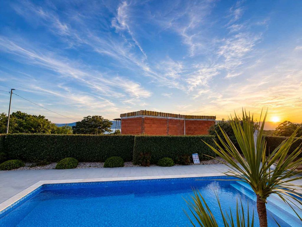 Villa mit Pool und Klimaanlage