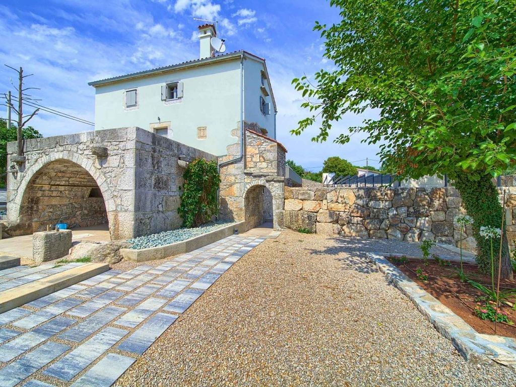 Villa mit Pool und Klimaanlage