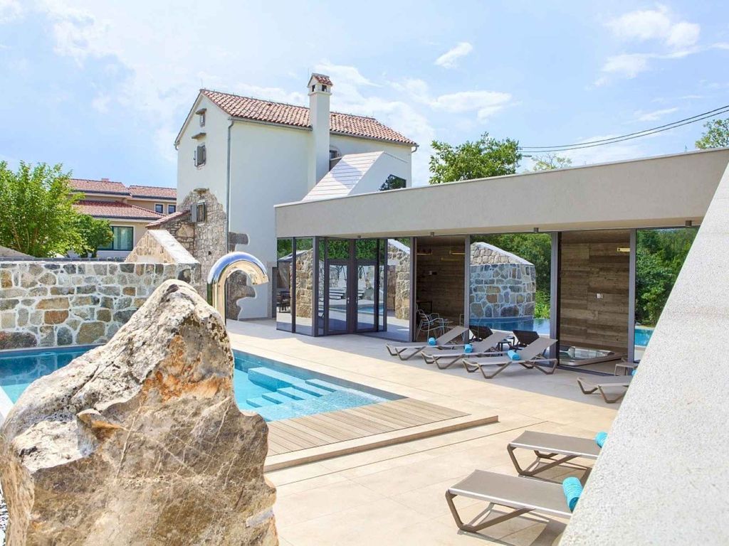 Villa mit Pool und Klimaanlage