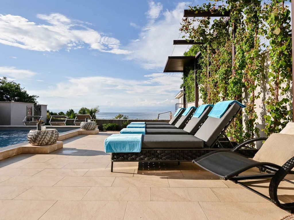 Villa mit Swimmingpool und Meerblick