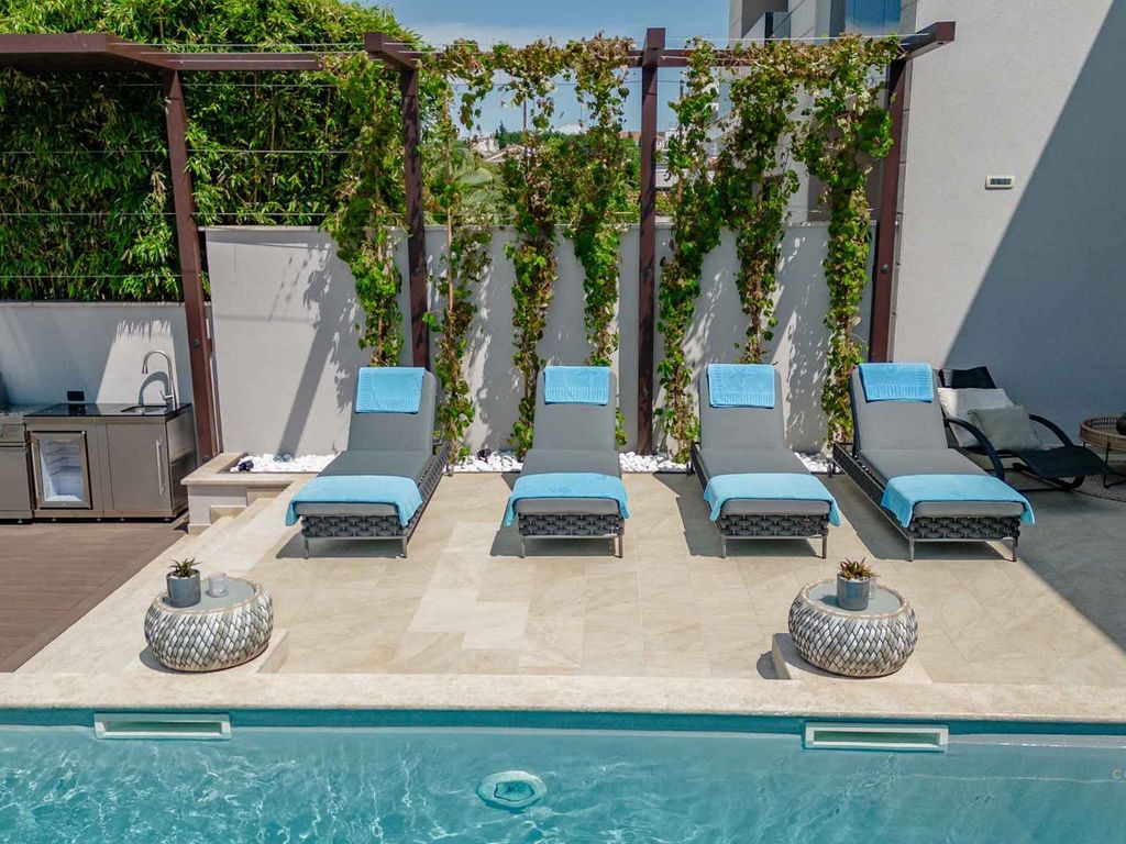 Villa mit Swimmingpool und Meerblick