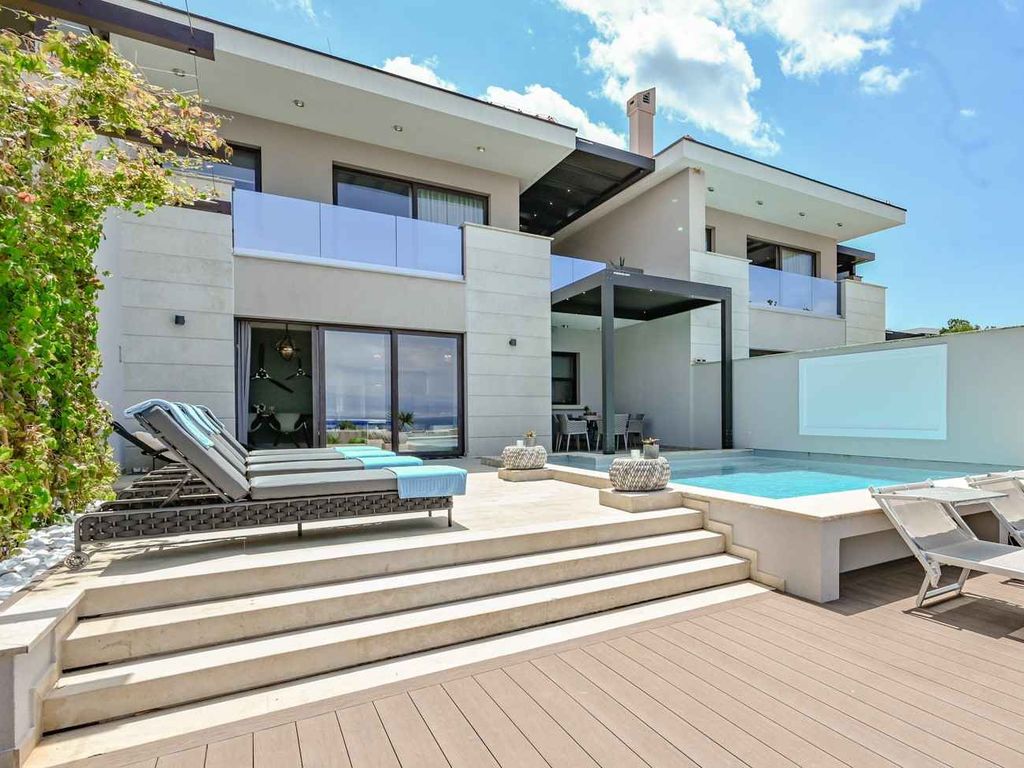 Villa mit Swimmingpool und Meerblick