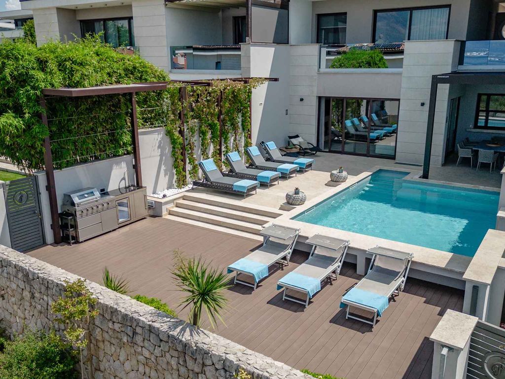 Villa mit Swimmingpool und Meerblick