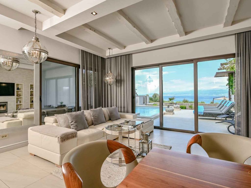 Villa mit Swimmingpool und Meerblick