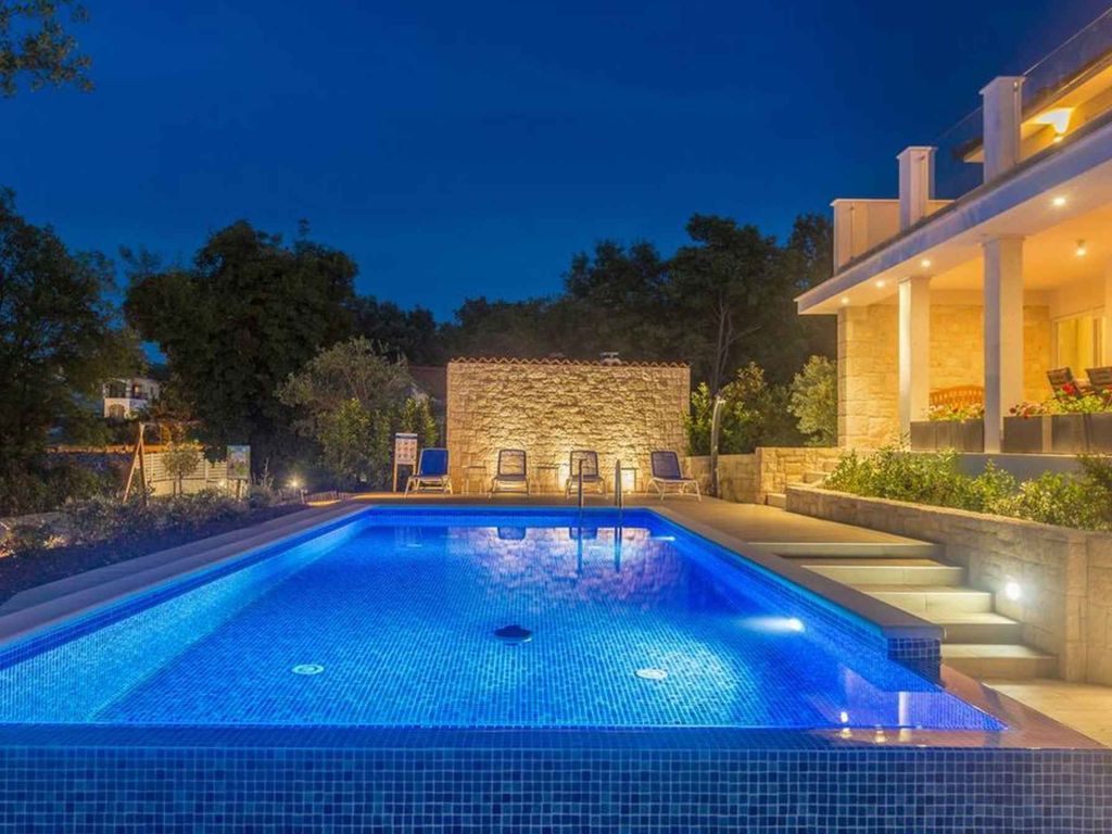 Villa mit Pool und Meerblick