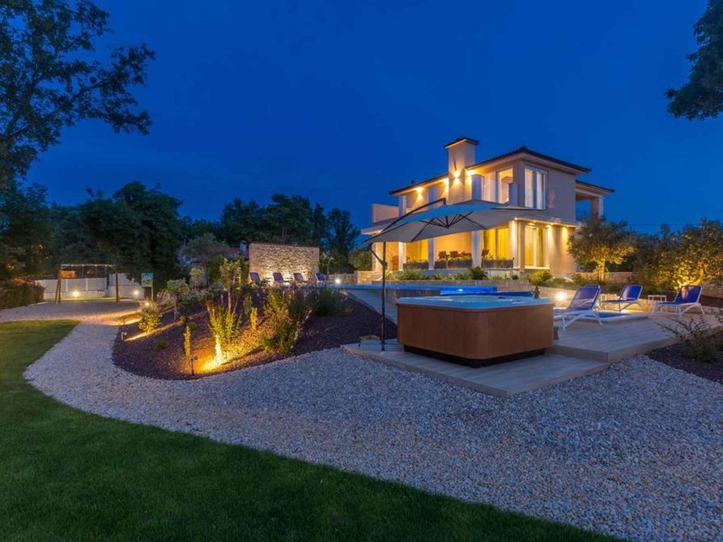 Villa mit Pool und Meerblick