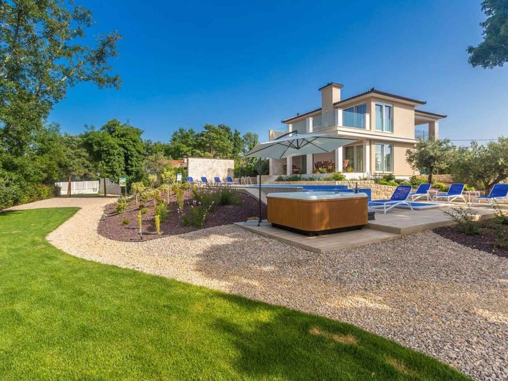 Villa mit Pool und Meerblick