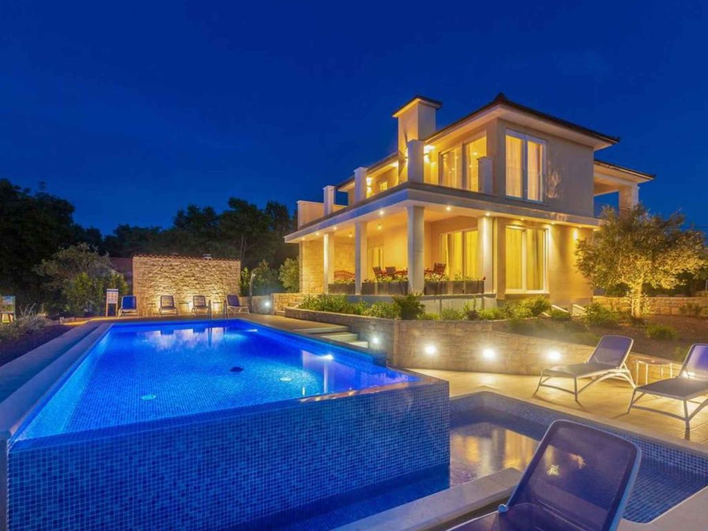 Villa mit Pool und Meerblick