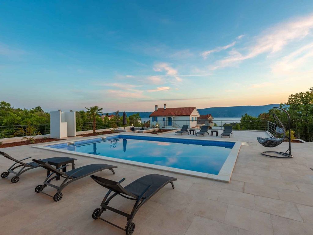 Villa mit Pool und Meerblick