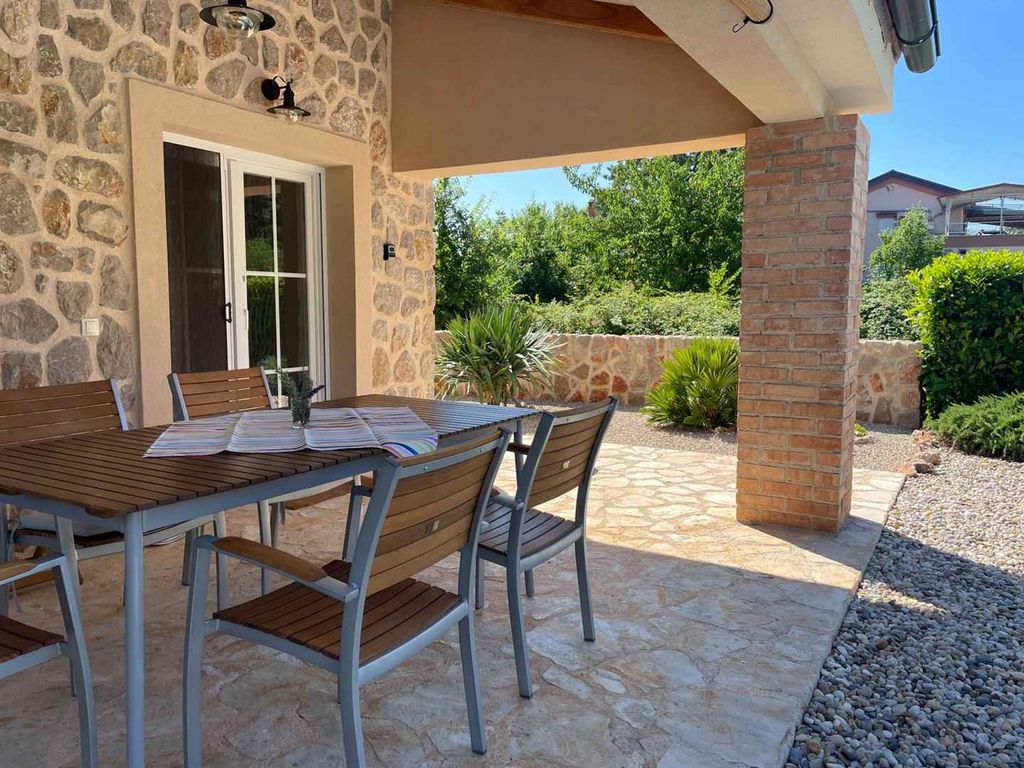 Villa mit Pool und Klimaanlage