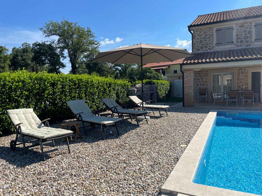 Villa mit Pool und Klimaanlage
