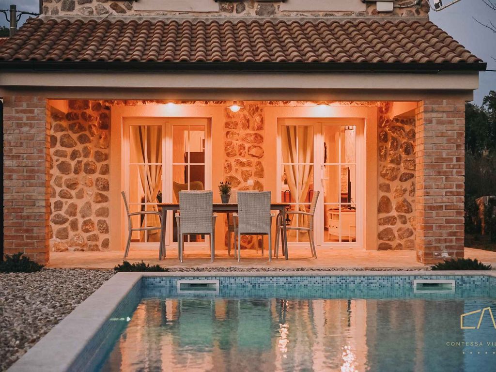 Villa mit Pool und Klimaanlage