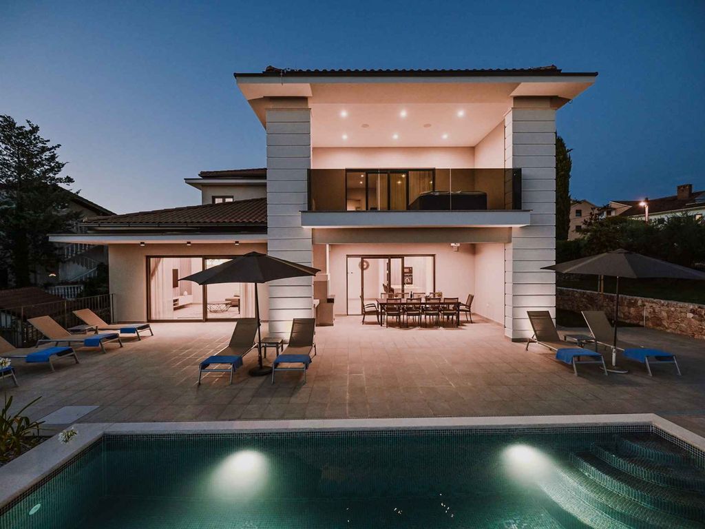 Villa mit Pool und Klimaanlage
