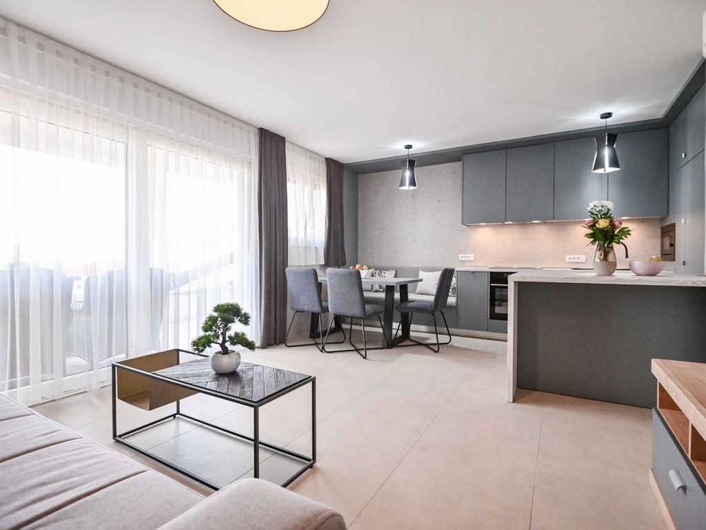 Ferienwohnung modern eingerichtet mit gemütlichem Balkon