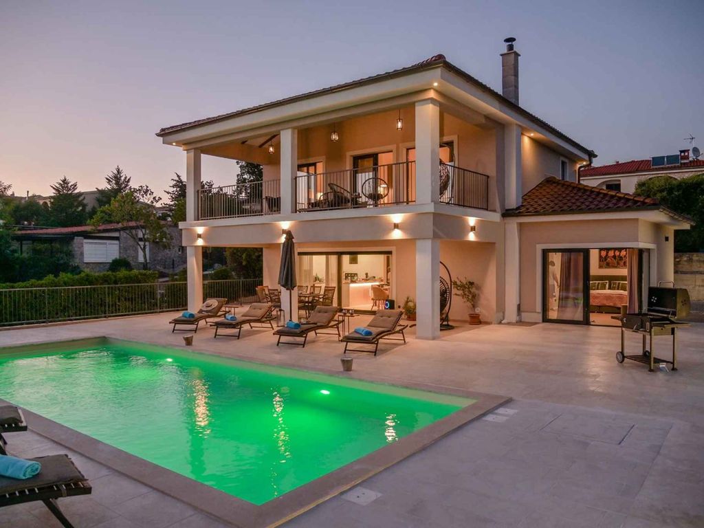 Villa mit Sauna, Fitness und privatem Pool