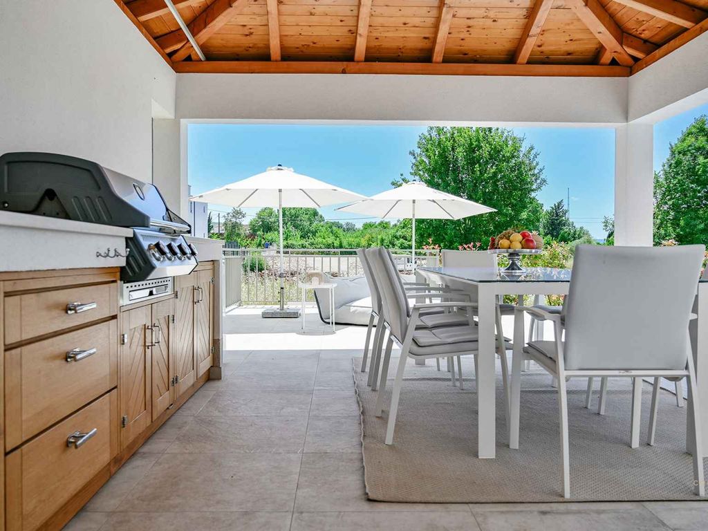 Villa mit Swimmingpool, Fitness und Grill