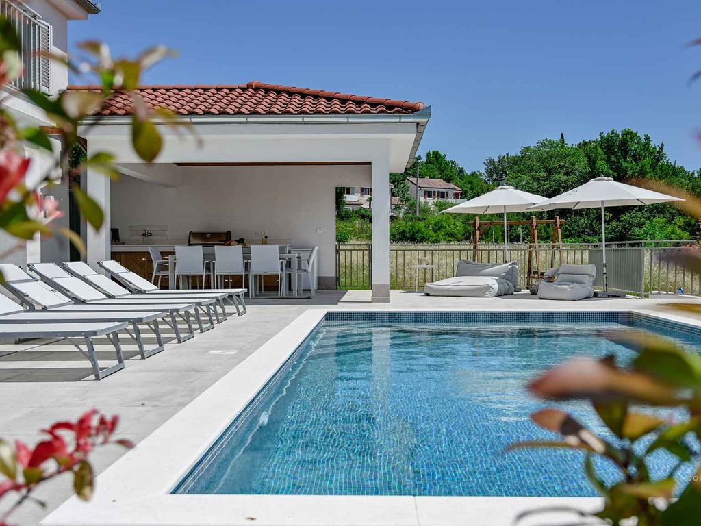 Villa mit Swimmingpool, Fitness und Grill