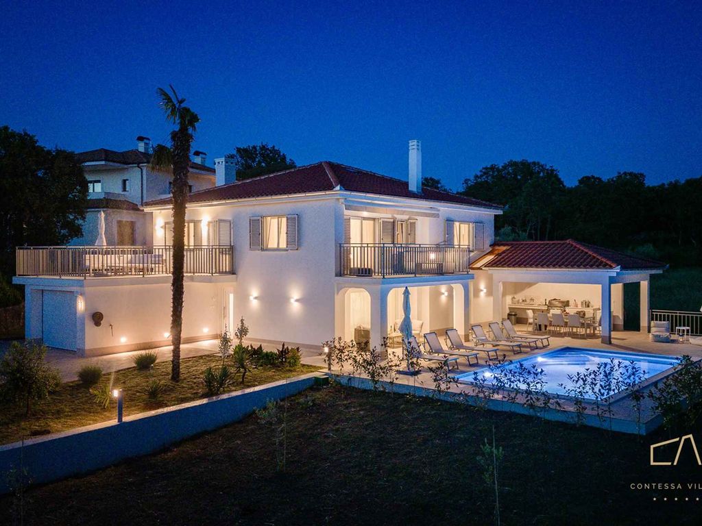 Villa mit Swimmingpool, Fitness und Grill
