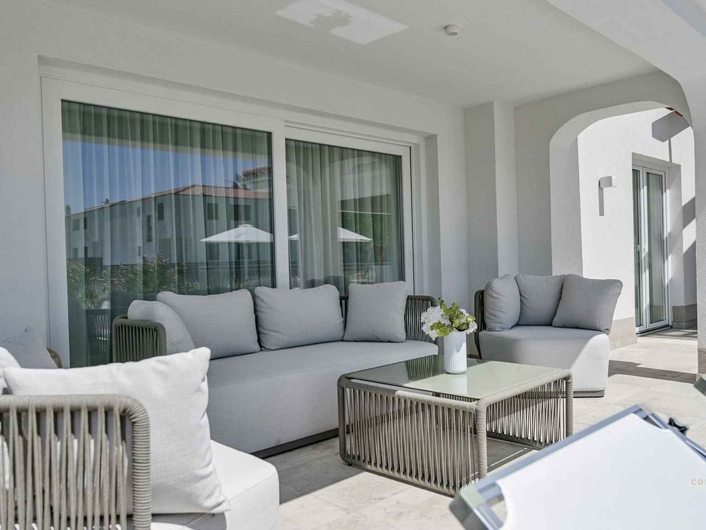 Villa mit Swimmingpool, Fitness und Grill