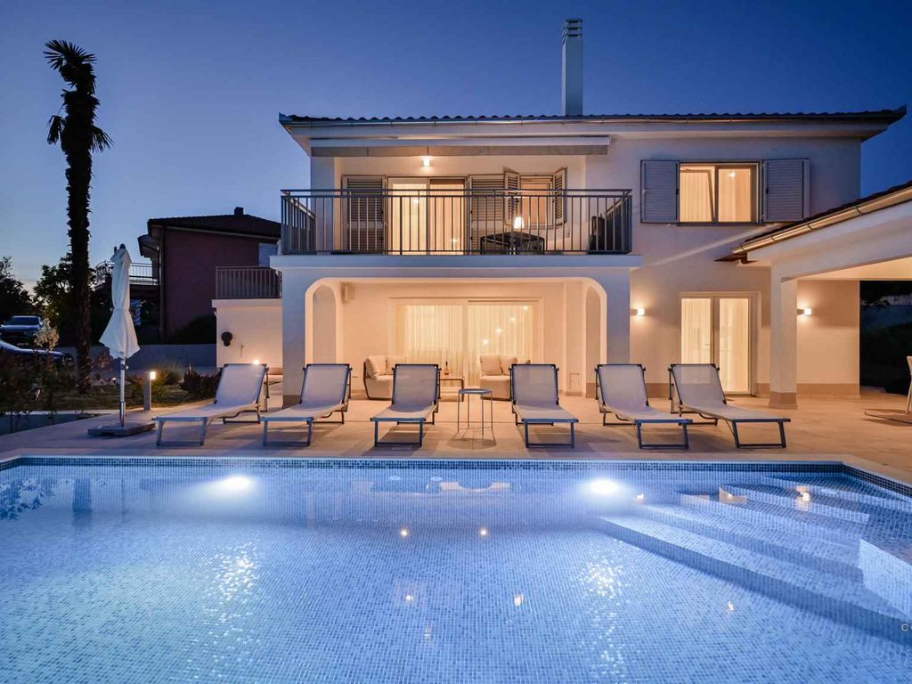 Villa mit Swimmingpool, Fitness und Grill