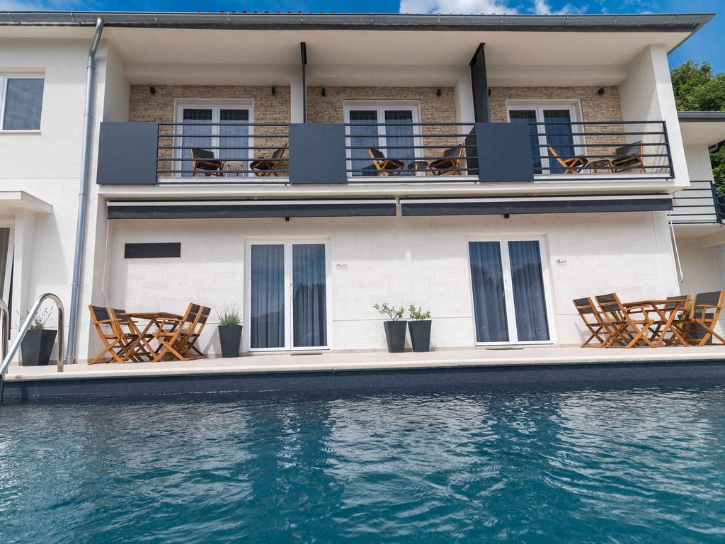 Ferienwohnung mit Klimaanlage, mit Aussenpool