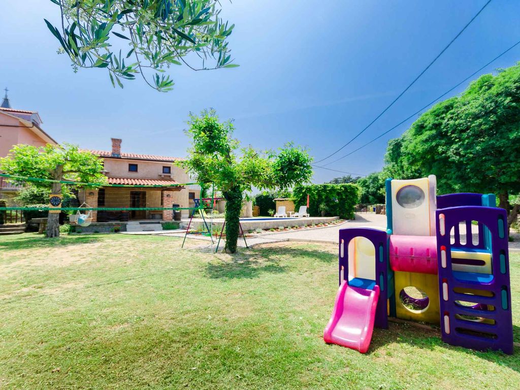 Ferienhaus mit Pool und Klimaanlage