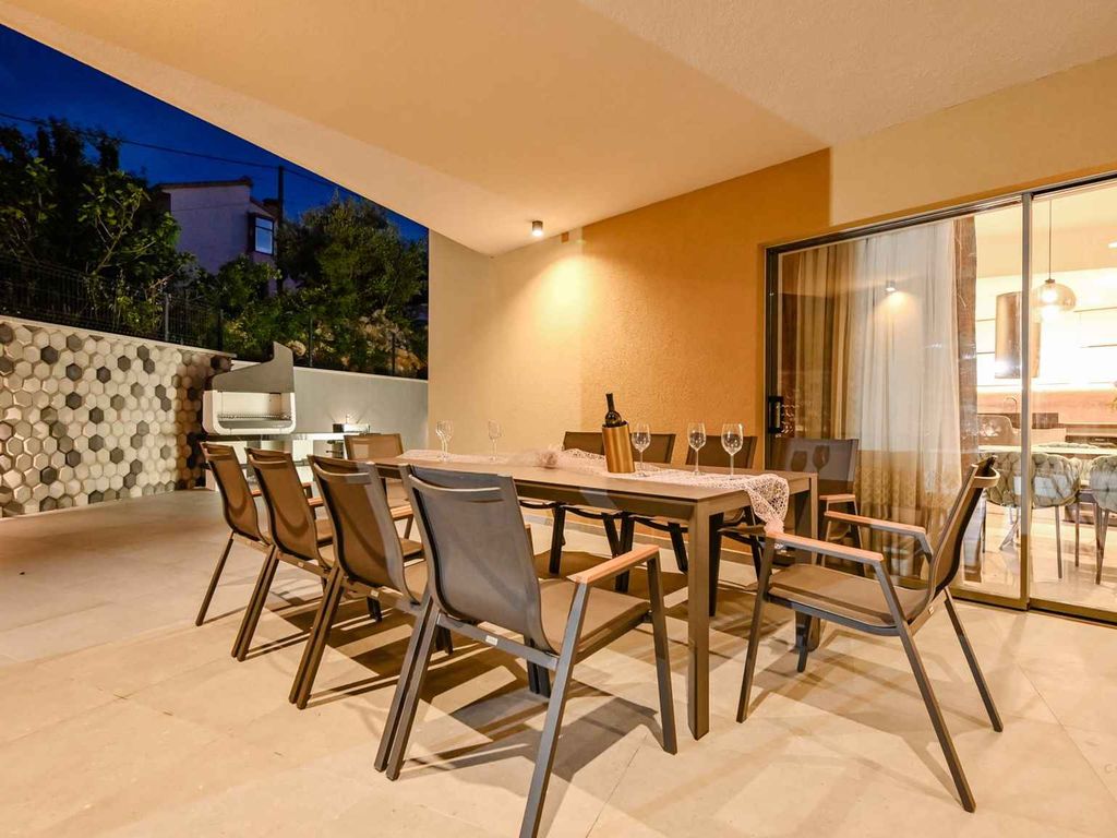 Villa mit Swimmingpool, Fitnessraum und Grill