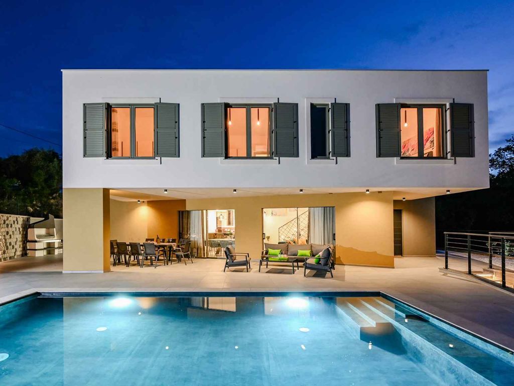 Villa mit Swimmingpool, Fitnessraum und Grill