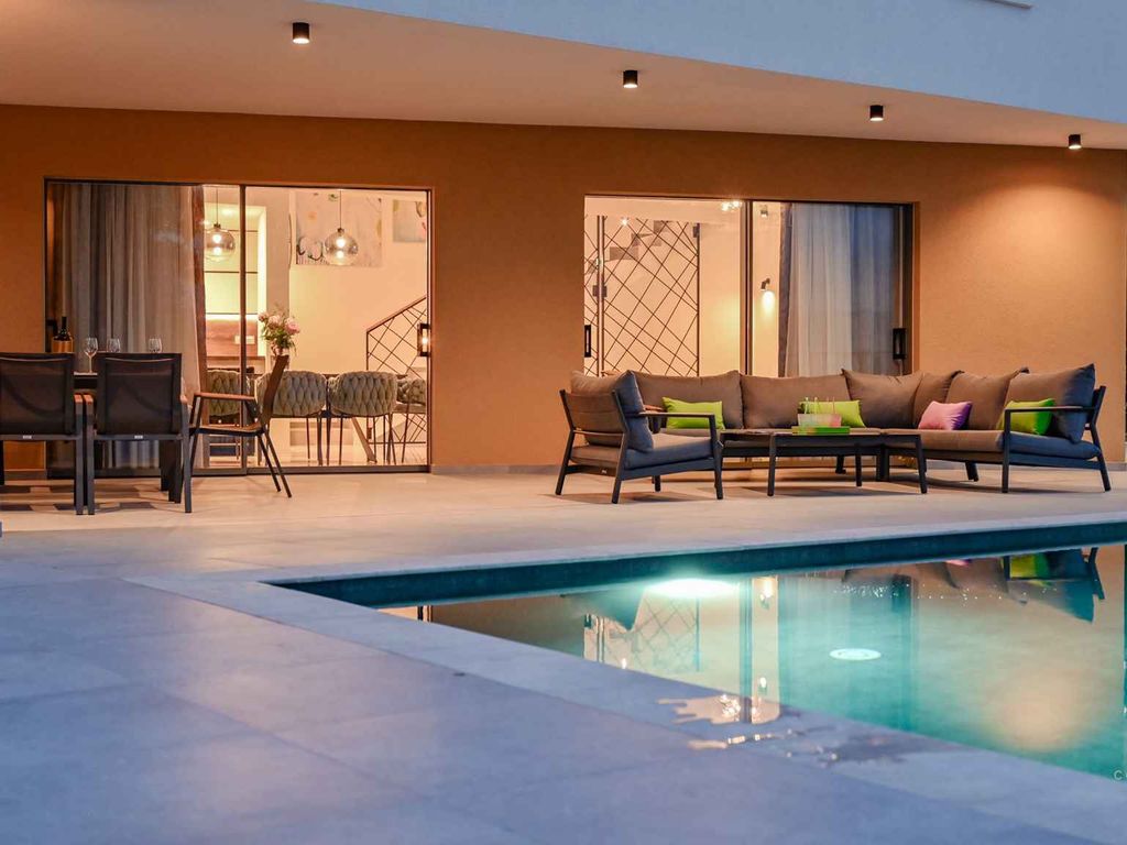 Villa mit Swimmingpool, Fitnessraum und Grill