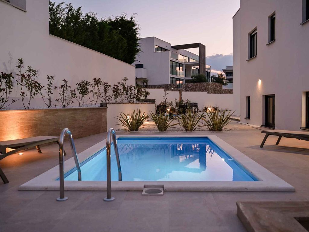 Ferienwohnung mit privatem Pool und Meerblick