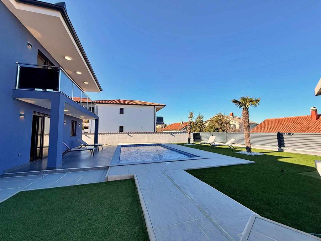Villa mit Swimmingpool, Grill und Whirlpool
