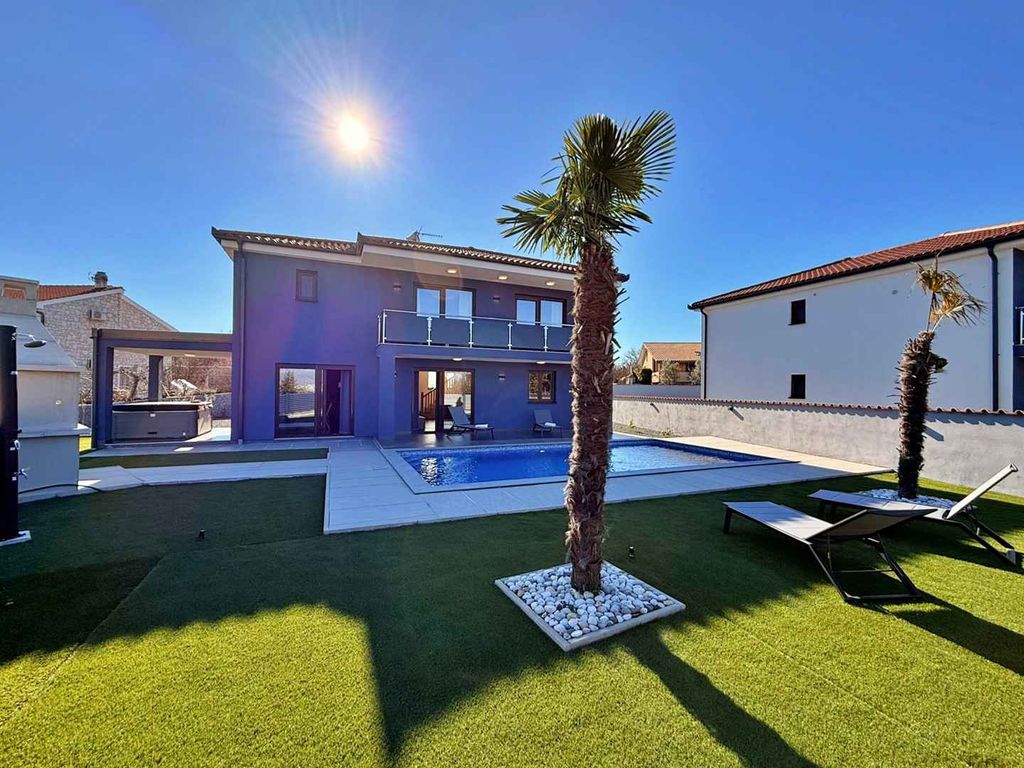 Villa mit Swimmingpool, Grill und Whirlpool