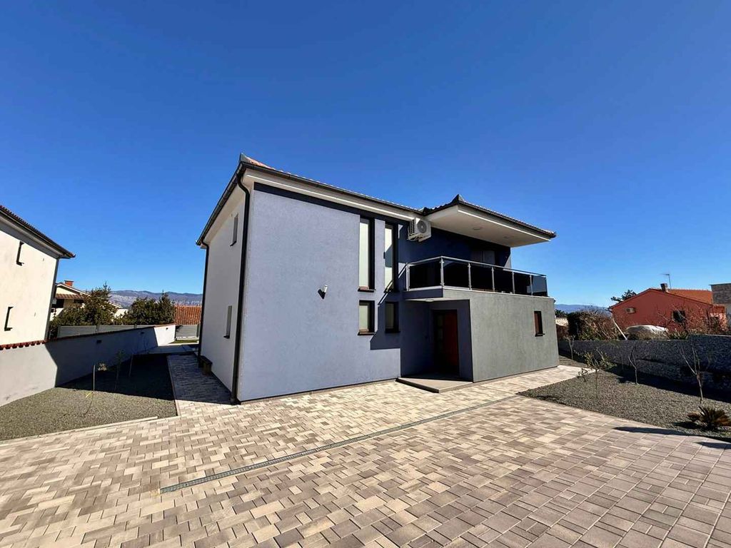 Villa mit Swimmingpool, Grill und Whirlpool