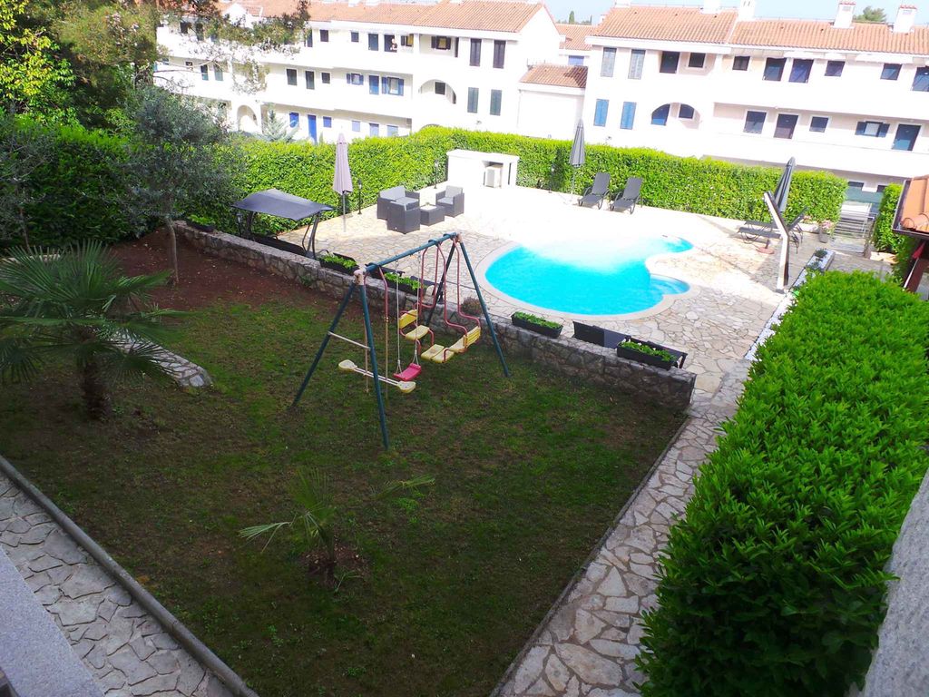 Ferienhaus mit Pool 100 m vom Strand