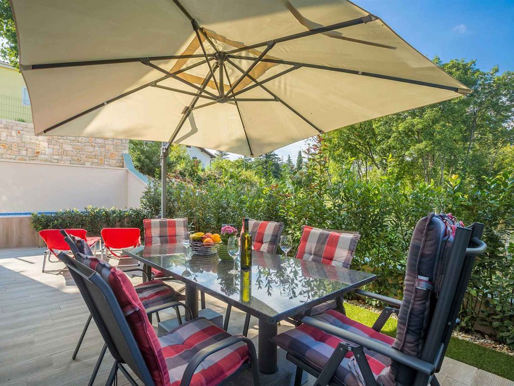 Ferienhaus mit Pool für 8 Personen