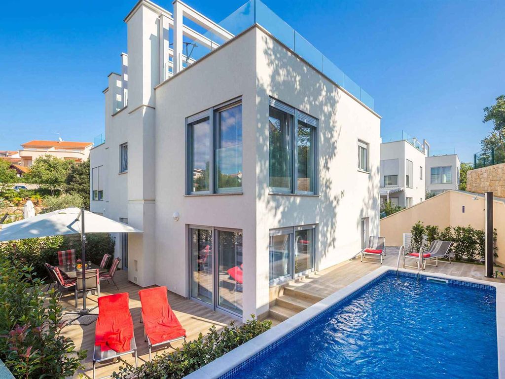 Ferienhaus mit Pool für 8 Personen