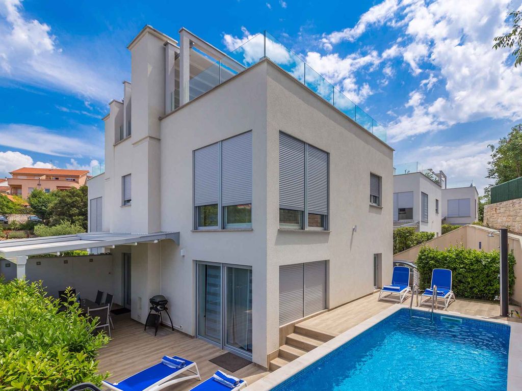 Ferienhaus mit Pool für 8 Personen