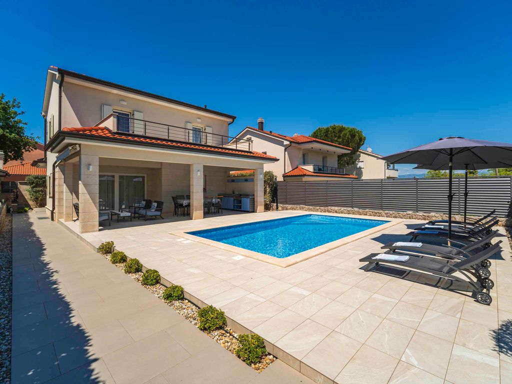 Villa mit Pool für 8 Personen
