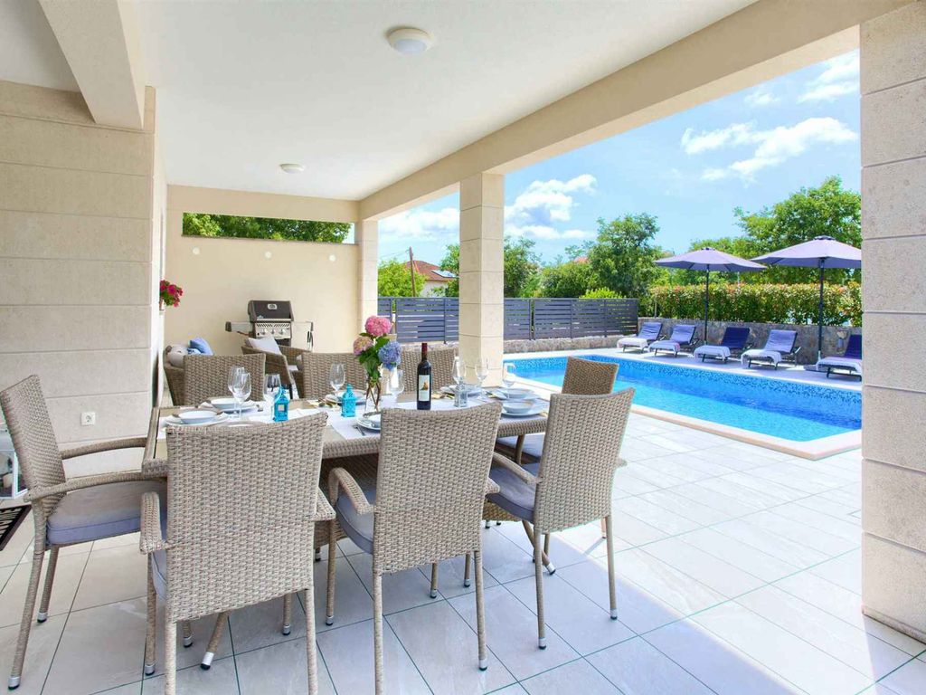 Villa mit Pool für 8 Personen