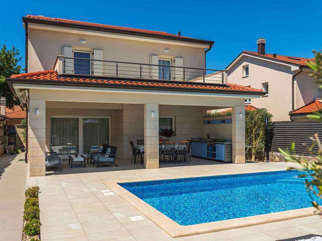Villa mit Pool für 8 Personen